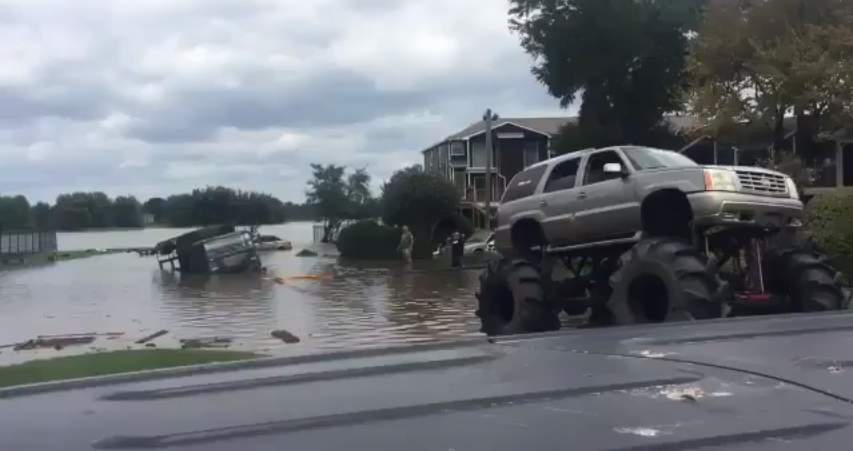 (WATCH) Monster truck pulls US Army vehicle out of flooded Texas waters Featured