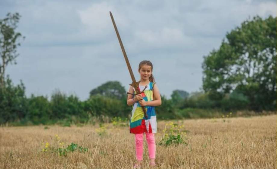 British girl finds massive sword in legendary lake where ‘Excalibur’ came from Featured