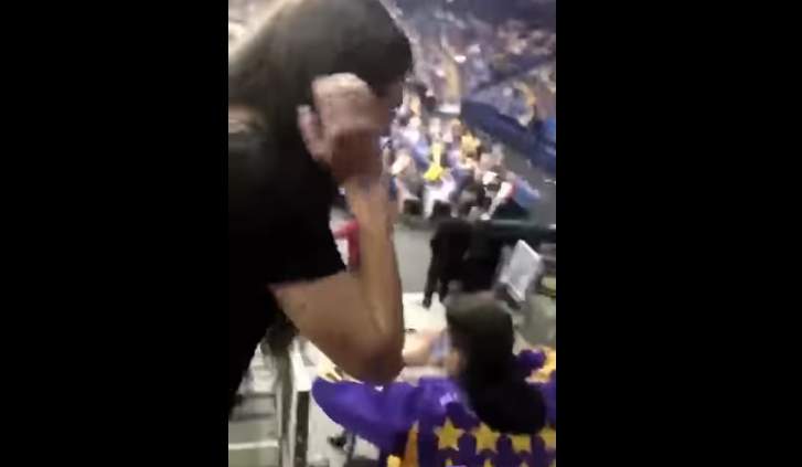 Watch a female college student throw a drink on Lakers fans for kneeling during national anthem Featured
