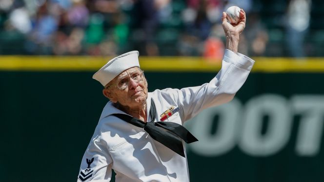 92-Year-Old WW2 Veteran Throws Amazing Pitch On Memorial Day Opening Seattle Mariners Game Featured