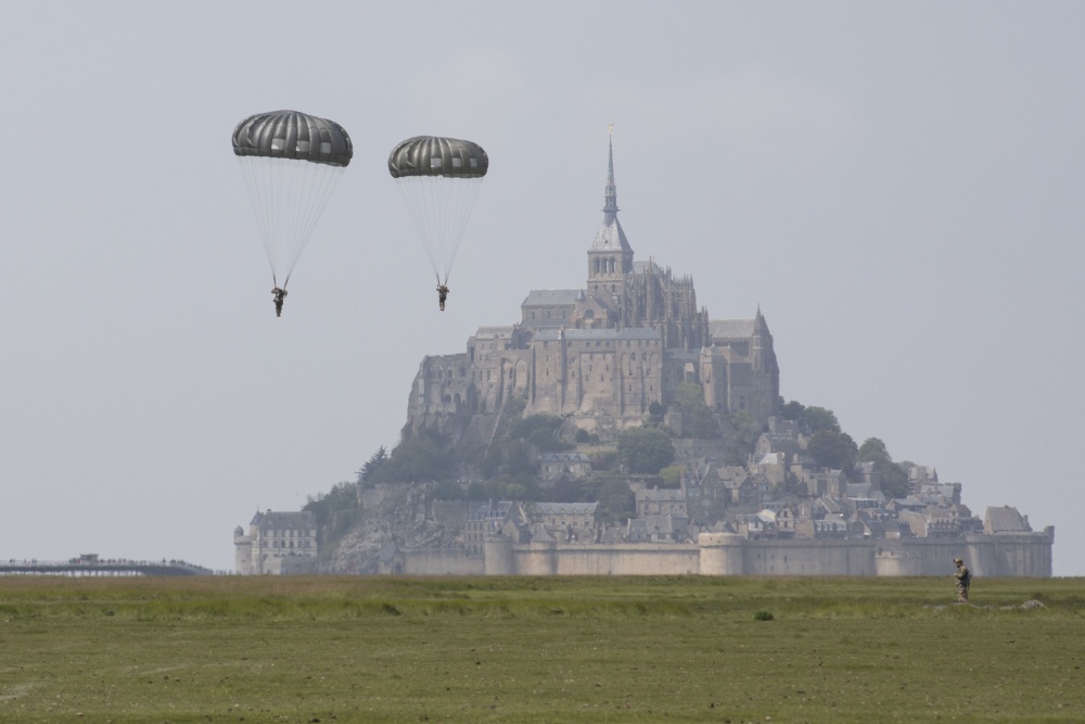 135 Green Berets parachute over France to commemorate 75th D-Day anniversary