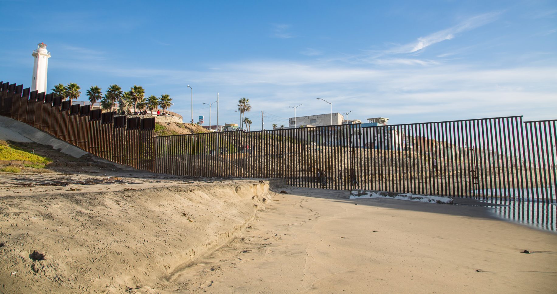 VIDEO Migrant caravan climbs San Diego border fence as authorities watch first wave arrive
