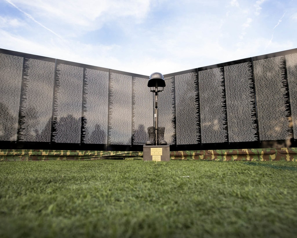 (VIDEO) Hundreds gather at the Vietnam Moving Wall | American Military News