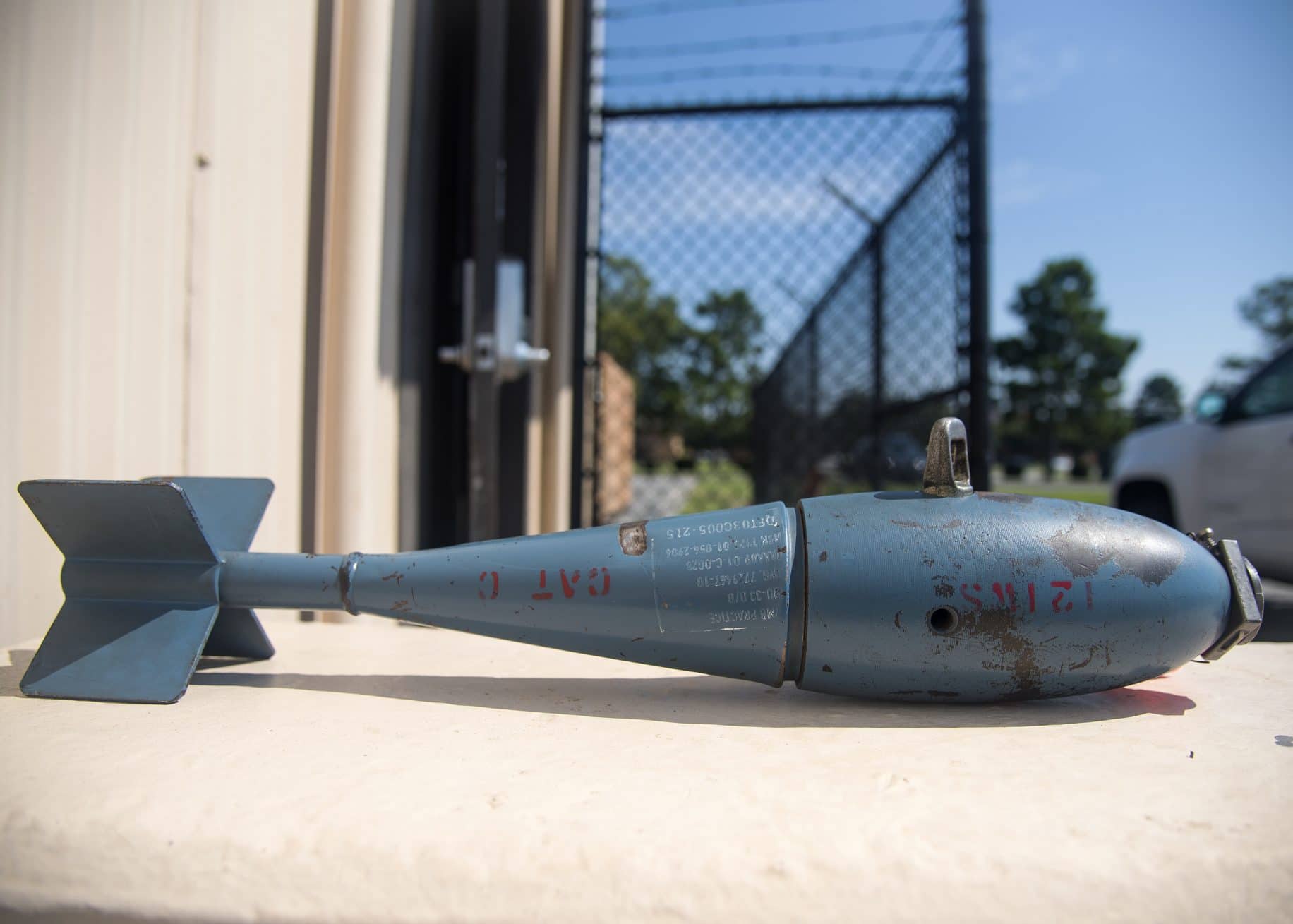 Самолет бомбы игра. BDU 33 бомба. Авиабомбы ВВС США. Самолет снаряд. Неуправляемые авиабомбы.