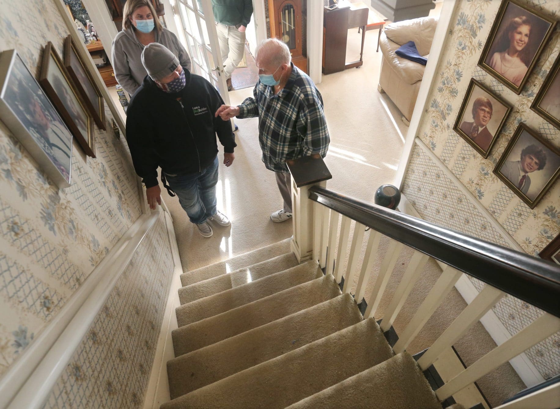 Ohio veteran gets lift chairs installed in home as part of Lowe's Super