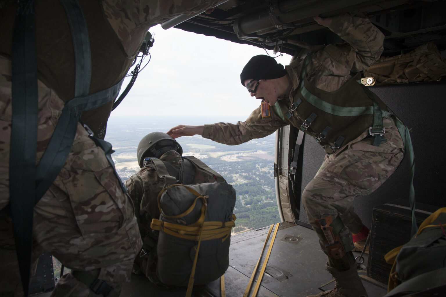 Army paratrooper dies parachuting from Black Hawk helicopter for ...