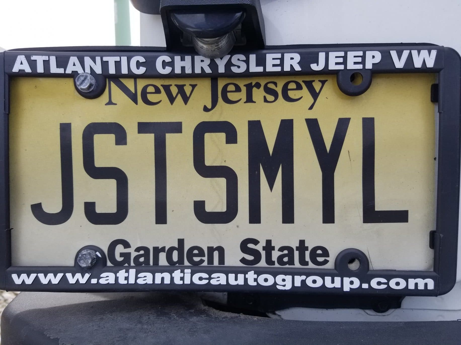 A NJ license plate leads armed citizens to blockade workers with fallen