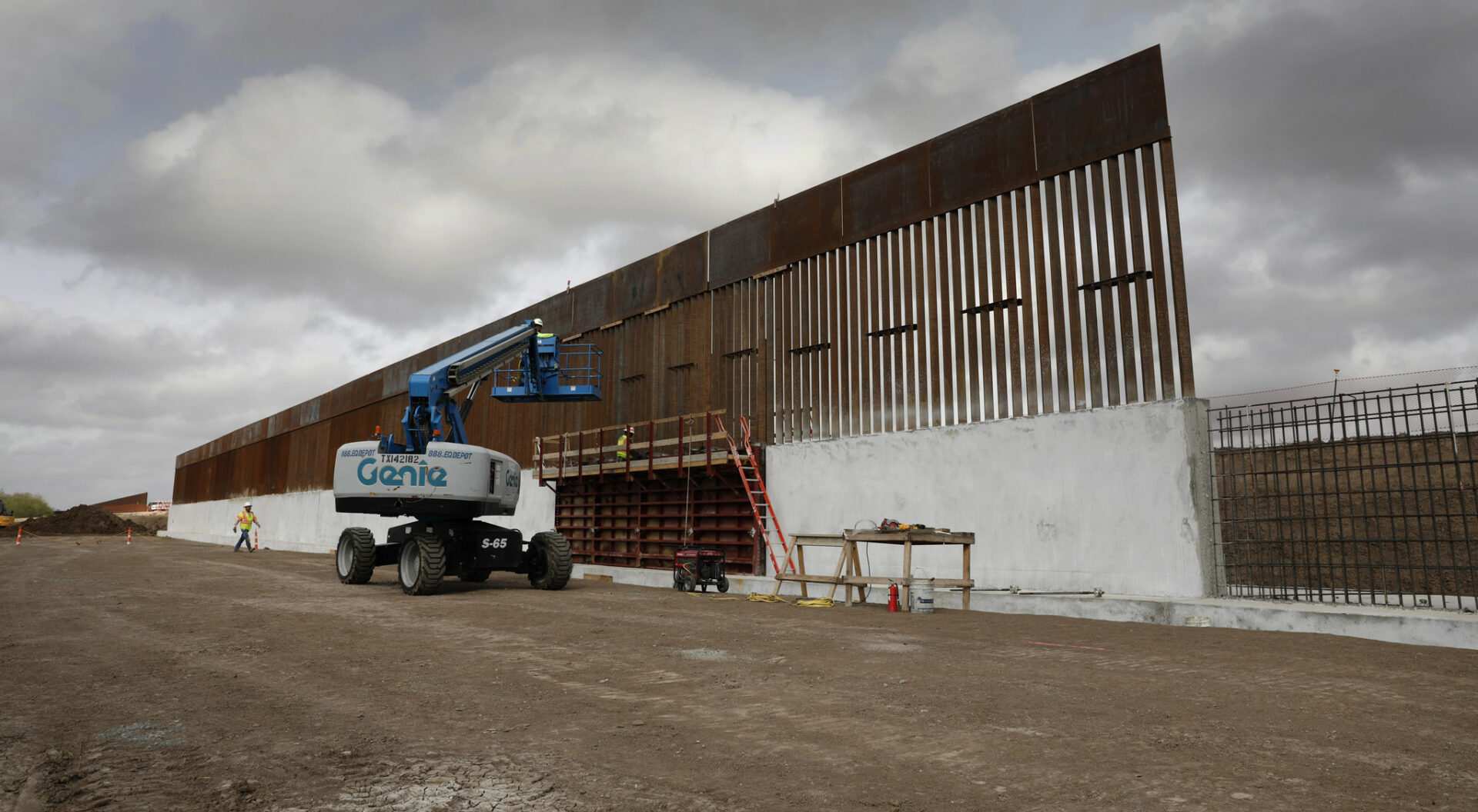 Biden admin resumes Trump border wall levee construction amid 900