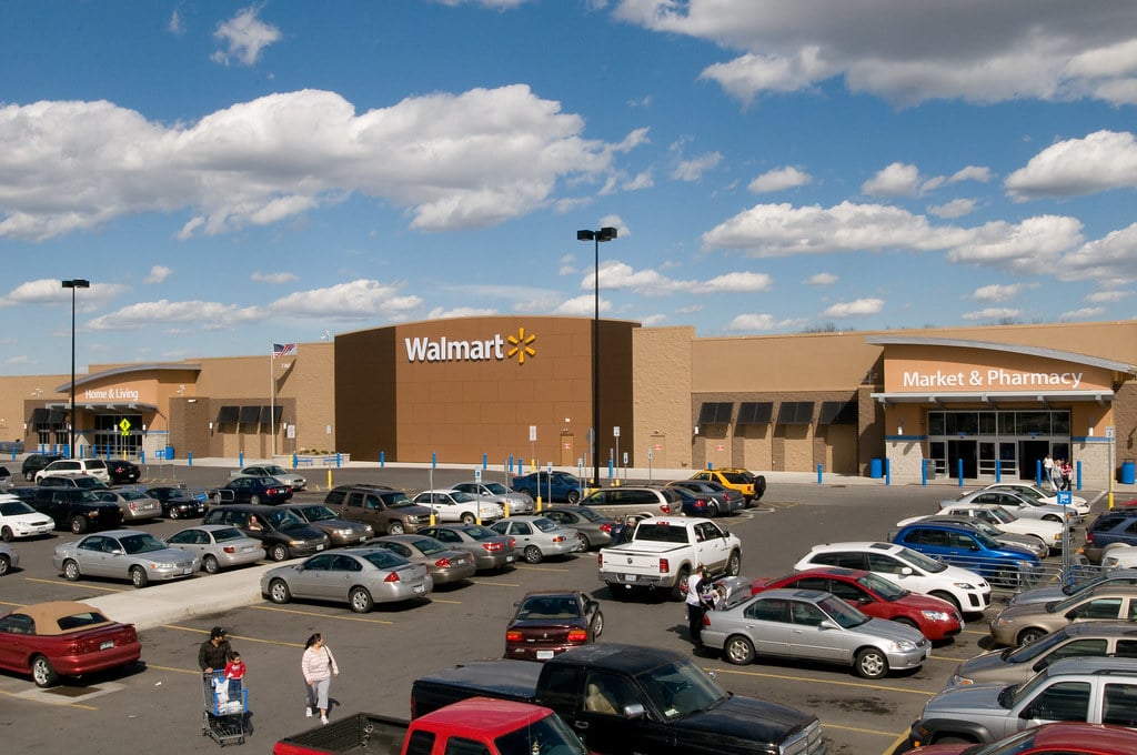 is walmart open easter sunday in montreal