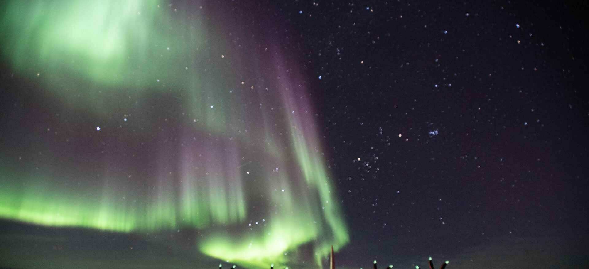 Pics: Pilot makes 360-degree detour so passengers can see Northern Lights