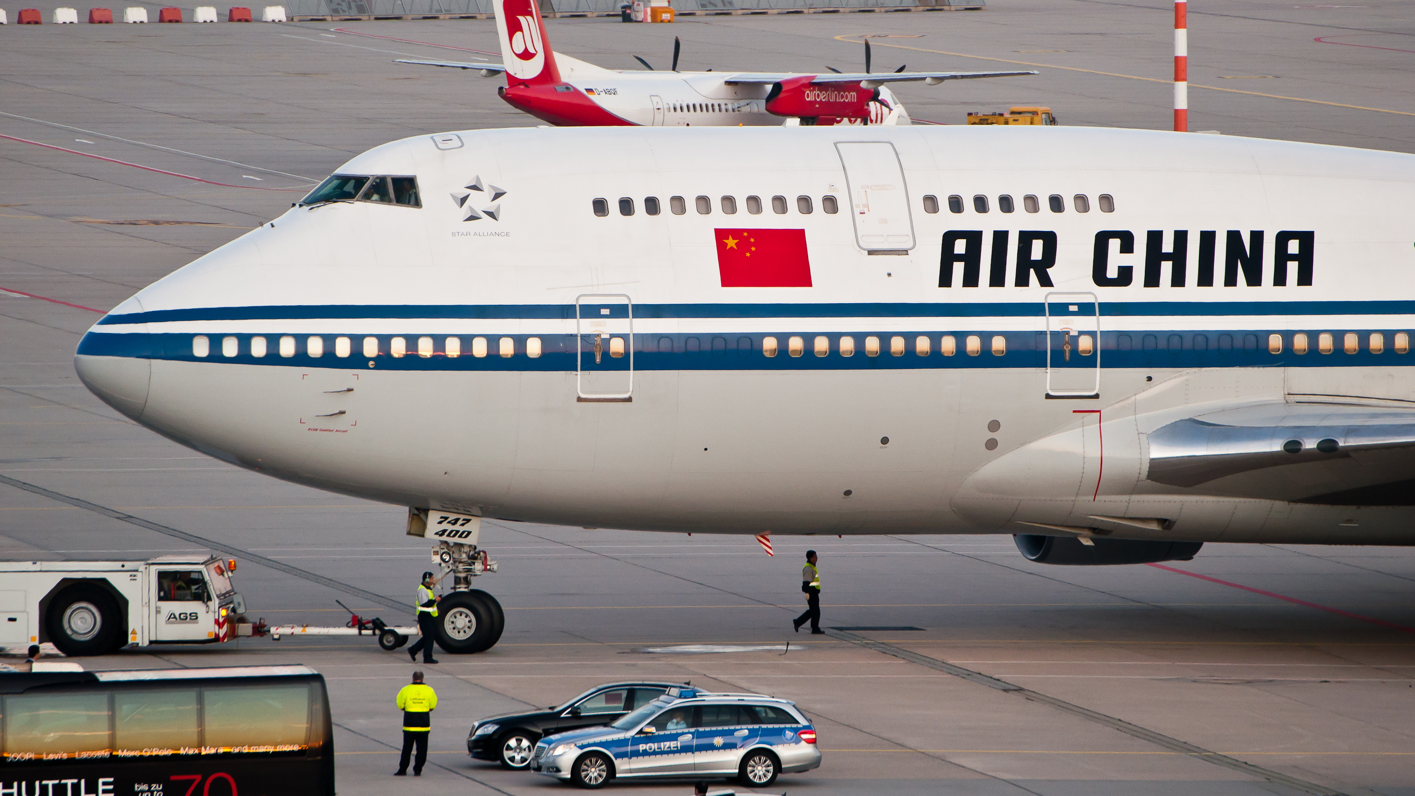 Major Chinese Airline Warns Passengers To Stay Away From Blacks, Pakistanis And Indians In London. Featured