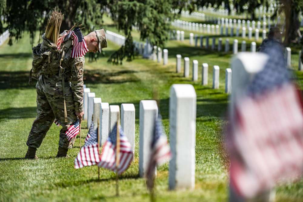 Pics/Vid: 1,000+ troops place 250,000+ US flags at Arlington Nat'l ...