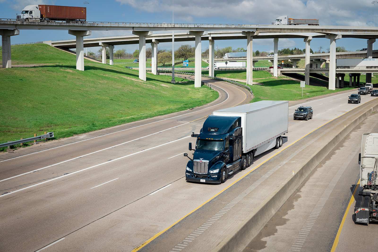 Driverless truck companies plan to ditch human copilots in 2024