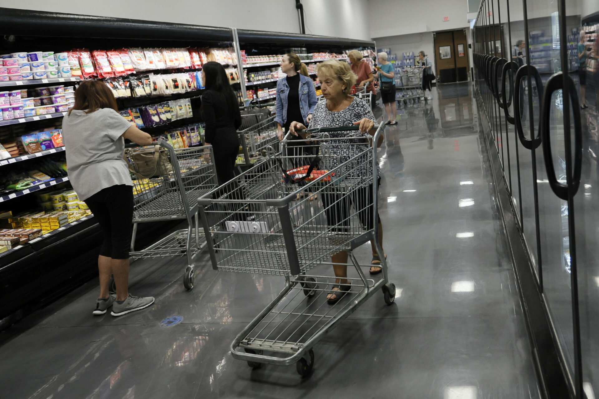 US consumer confidence declines on weaker outlook for economy