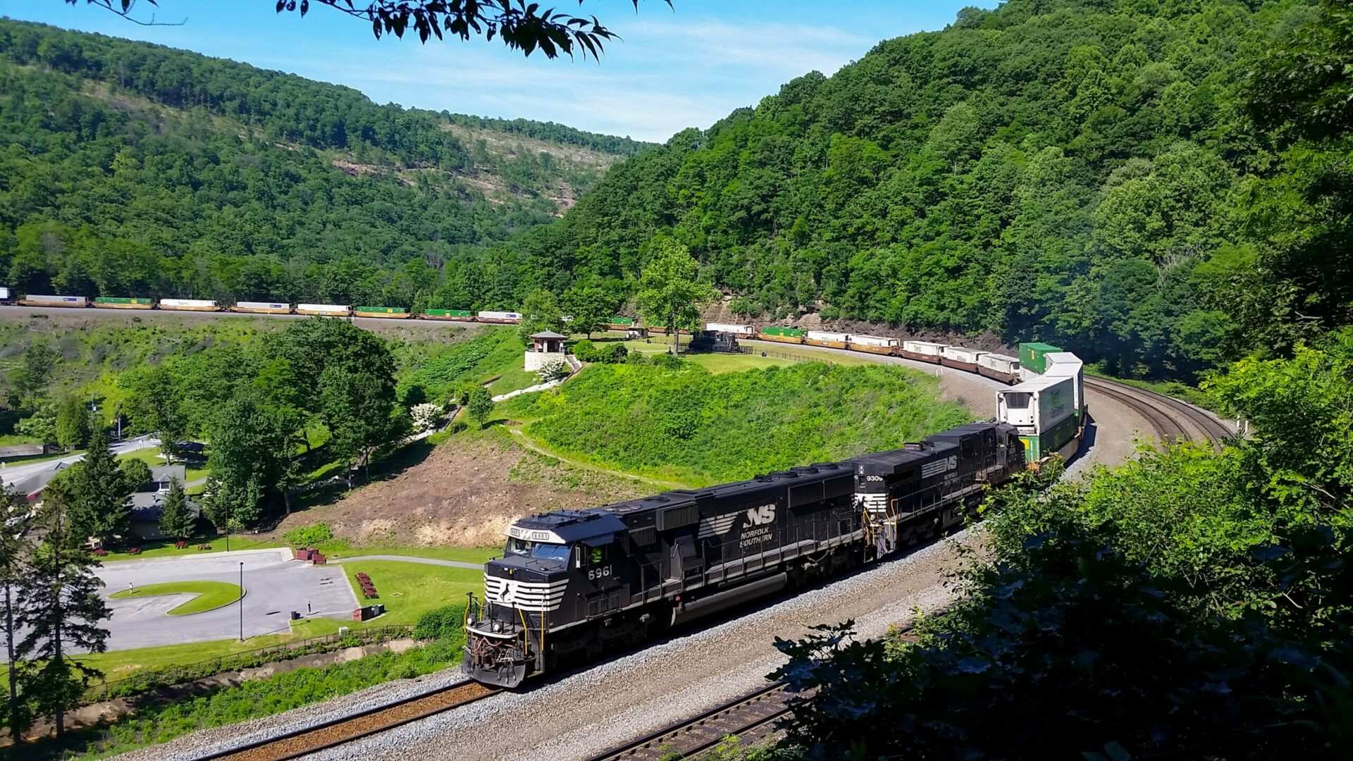 Norfolk Southern to test new hybrid locomotives to reduce emissions