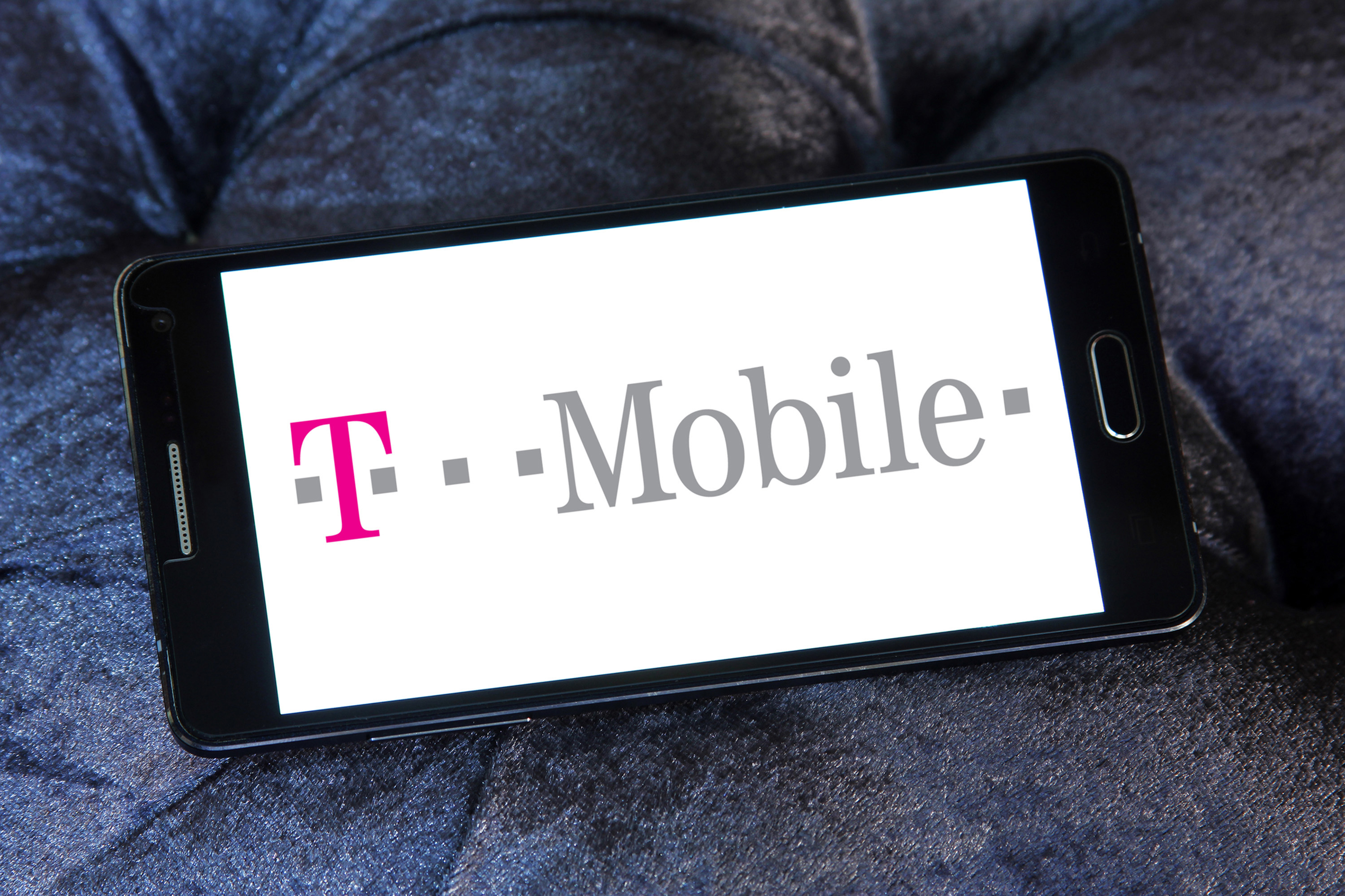 Warrant issued for former T-Mobile employee, accused of opening accounts and stealing phones