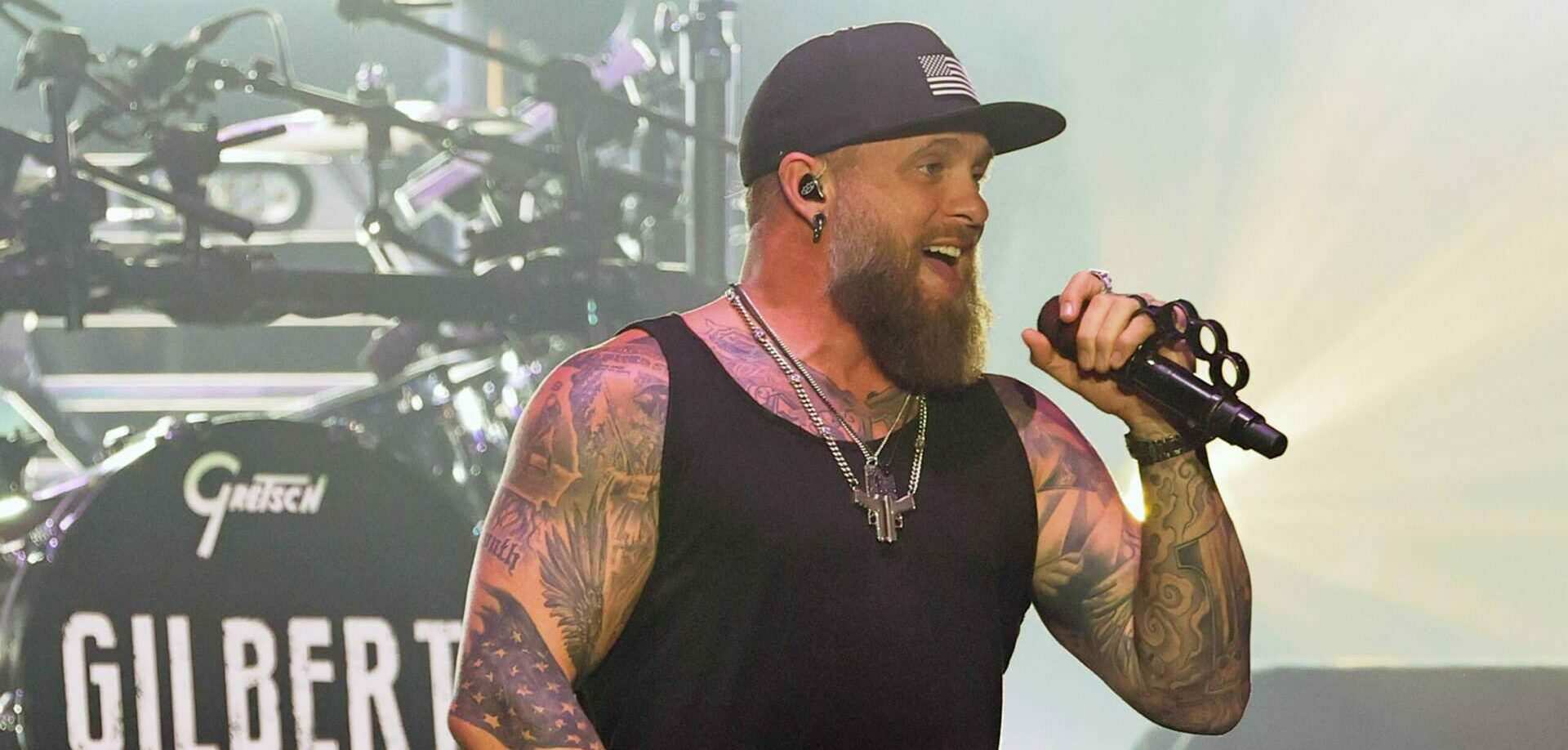 Brantley Gilbert pauses show while wife gives birth on tour bus, then he returns to stage