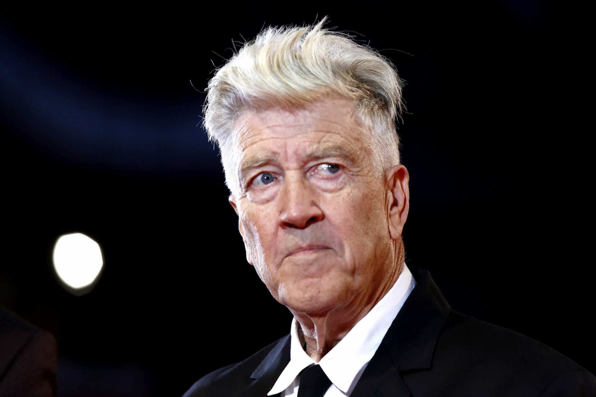 David Lynch says he needs oxygen tank because of emphysema