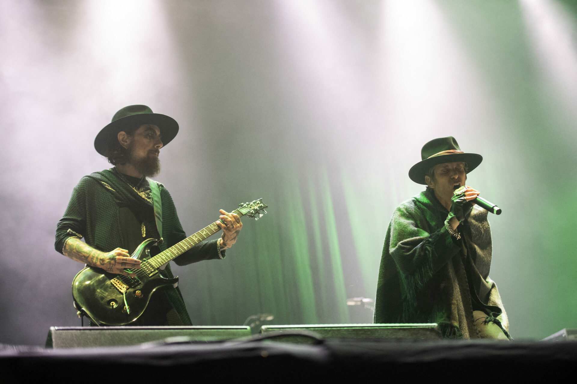 Perry Farrell punches Dave Navarro during fight onstage at Jane’s Addiction show