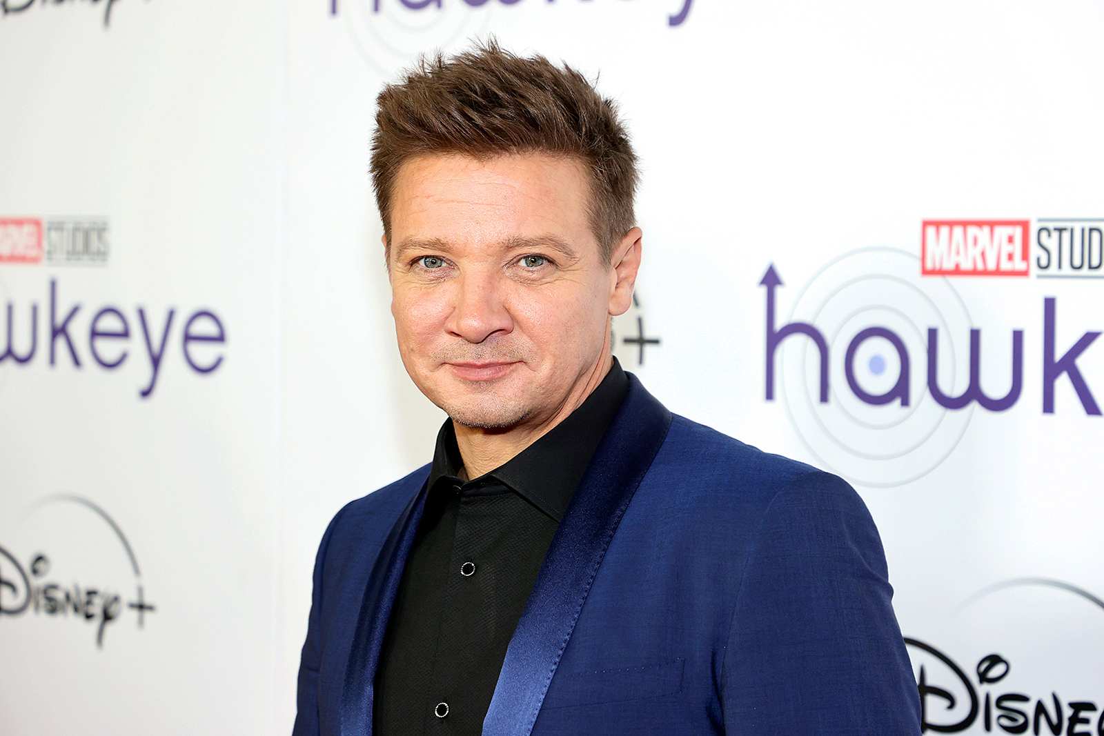 Jeremy Renner commemorates ‘Mayor of Kingstown’ premiere amid recovery