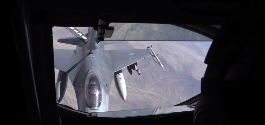 (WATCH) A KC-135 Stratotanker refuels a pair of F-16C Fighting Falcons mid-flight Featured