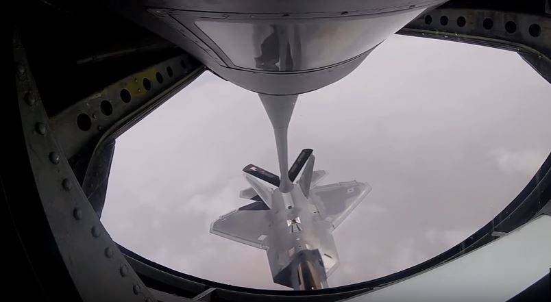 (VIDEO) Watch F-22 Raptors & F-16 Fighting Falcons Refueling Over Iraq Featured
