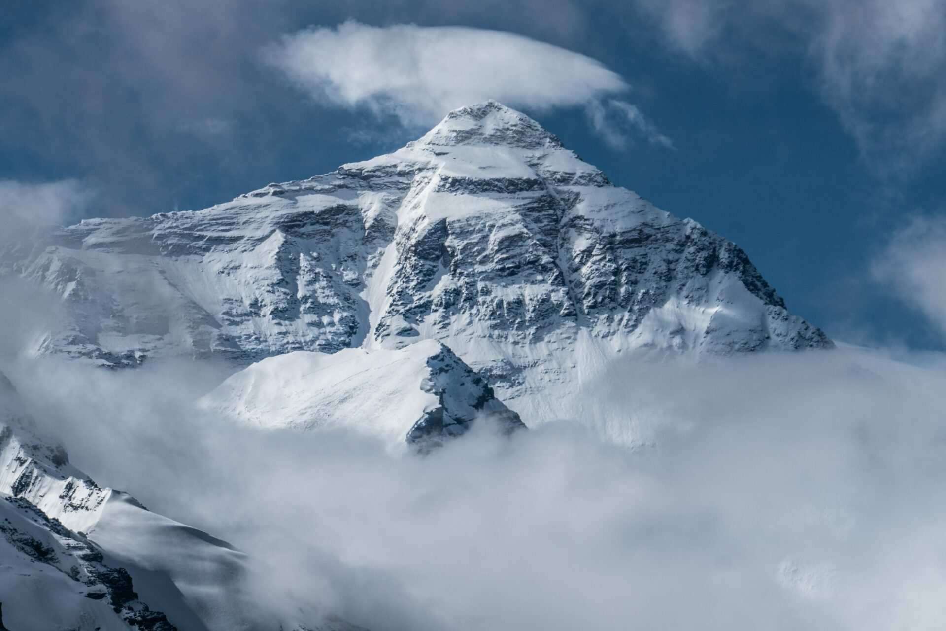 Six dead in Mount Everest helicopter crash