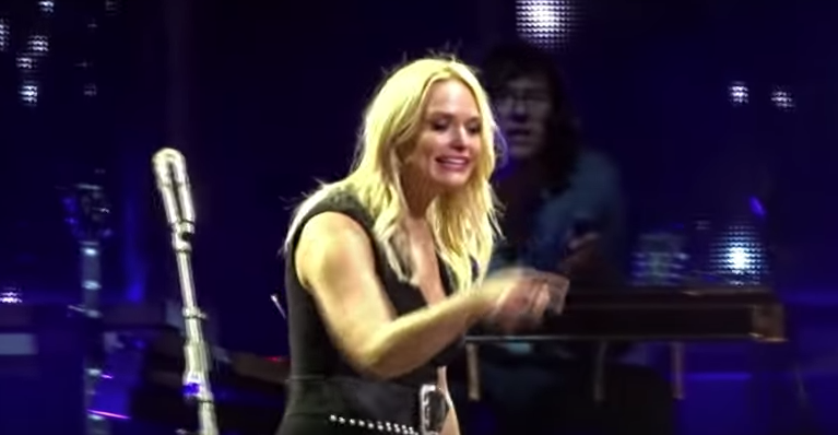 Soldier’s Sign Brings Miranda Lambert’s Concert To A Screeching Halt As She Is Reduced To Tears Featured