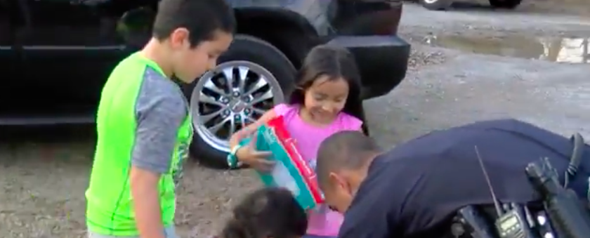 Tennessee Police Officer Bolsters Christmas Spirit By Handing Out Gifts To Kids Featured