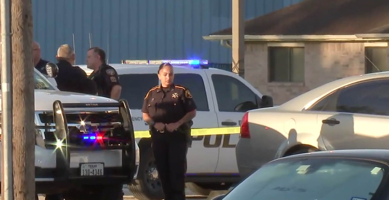 Texas Police Officer Shot & Killed At Courthouse – Suspect At Large Featured