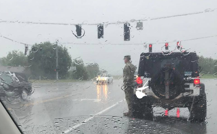 (PHOTO) Army soldier gets out of car in the pouring rain to salute funeral procession Featured