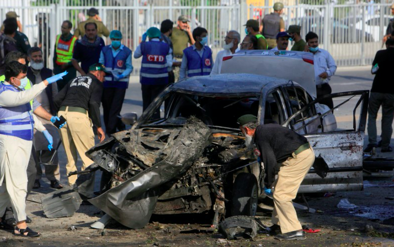 Suicide bomber in Pakistan’s Lahore kills 25, many of them police Featured