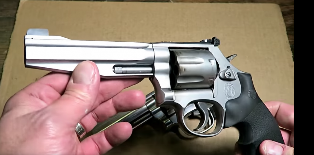 Revolvers are amazing – watch this S&W model 686 wheel gun review