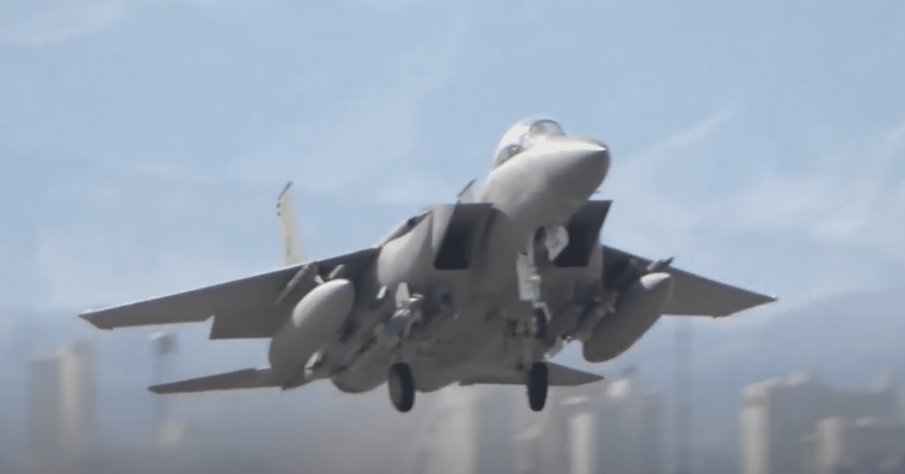 Incredible high definition footage of an F15 Eagle fighter jet