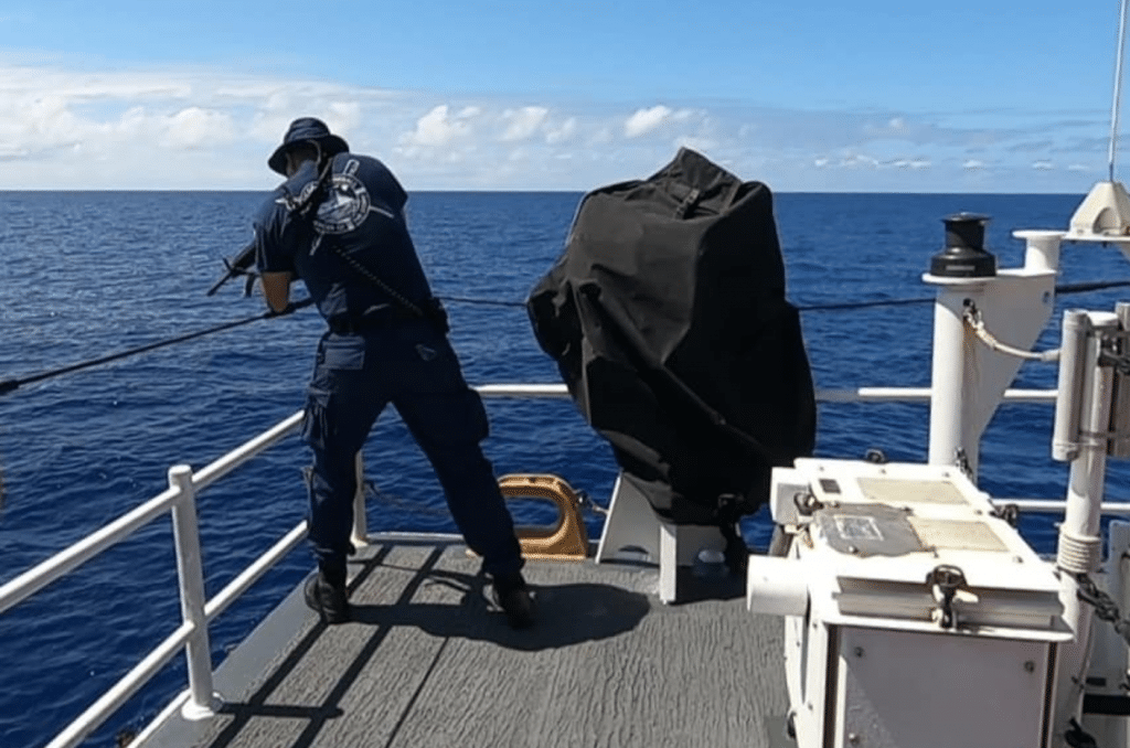 Video/Pics Coast Guardsman shoots at shark from ship as it approaches(02)