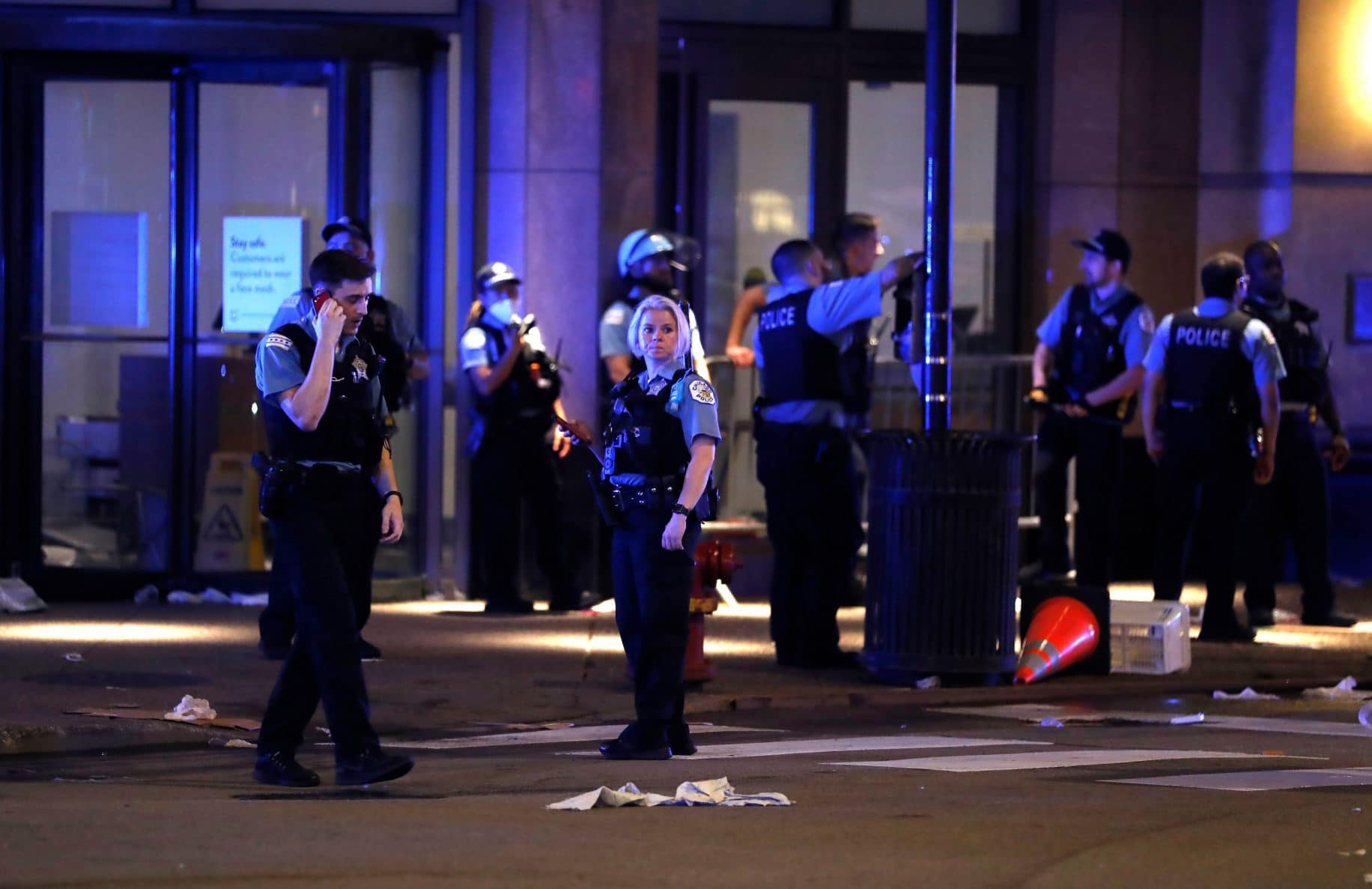 Videos 100+ arrested, 13 cops injured in Chicago riots and looting