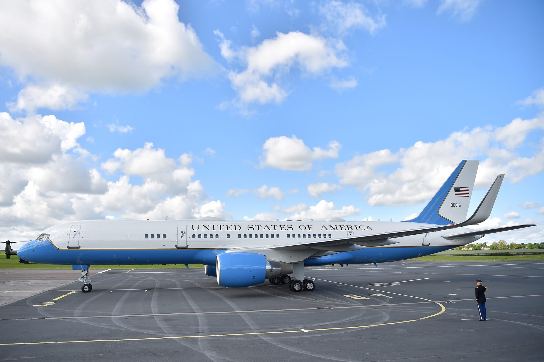 Trump team weighs palette for red, white and blue Air Force One