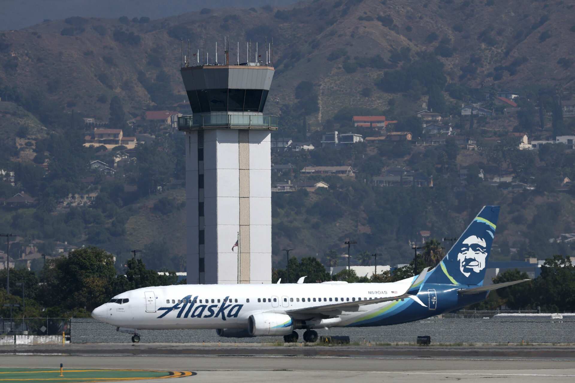 Off-duty Alaska Airlines pilot tried to shut off plane engines
