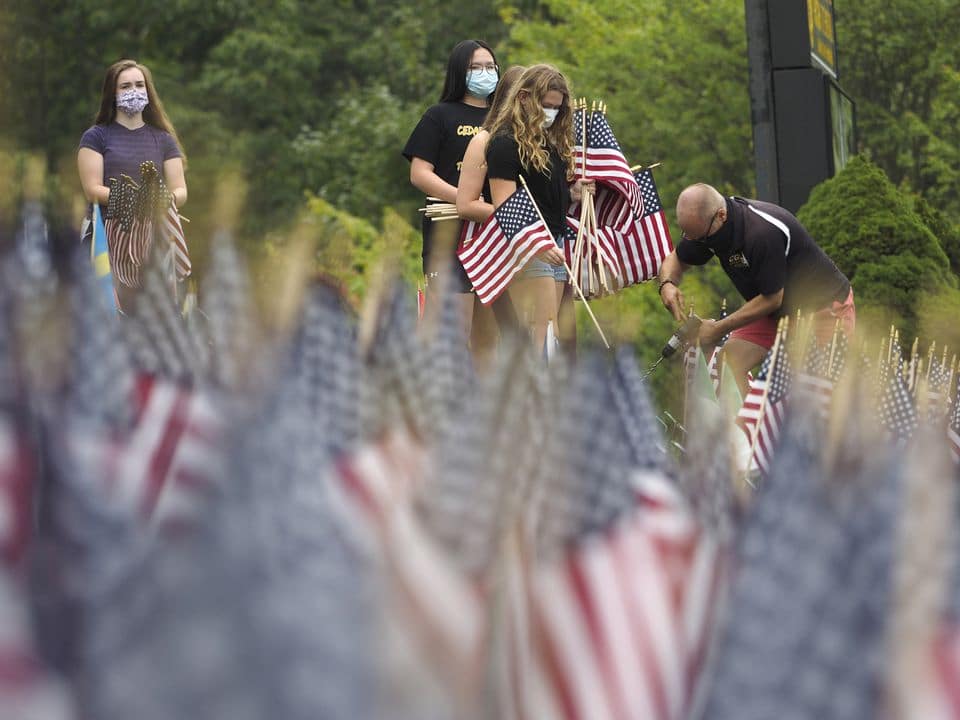 Pics/Video: NJ students honor 9/11 victims with solemn 'waves' of 2,977 ...