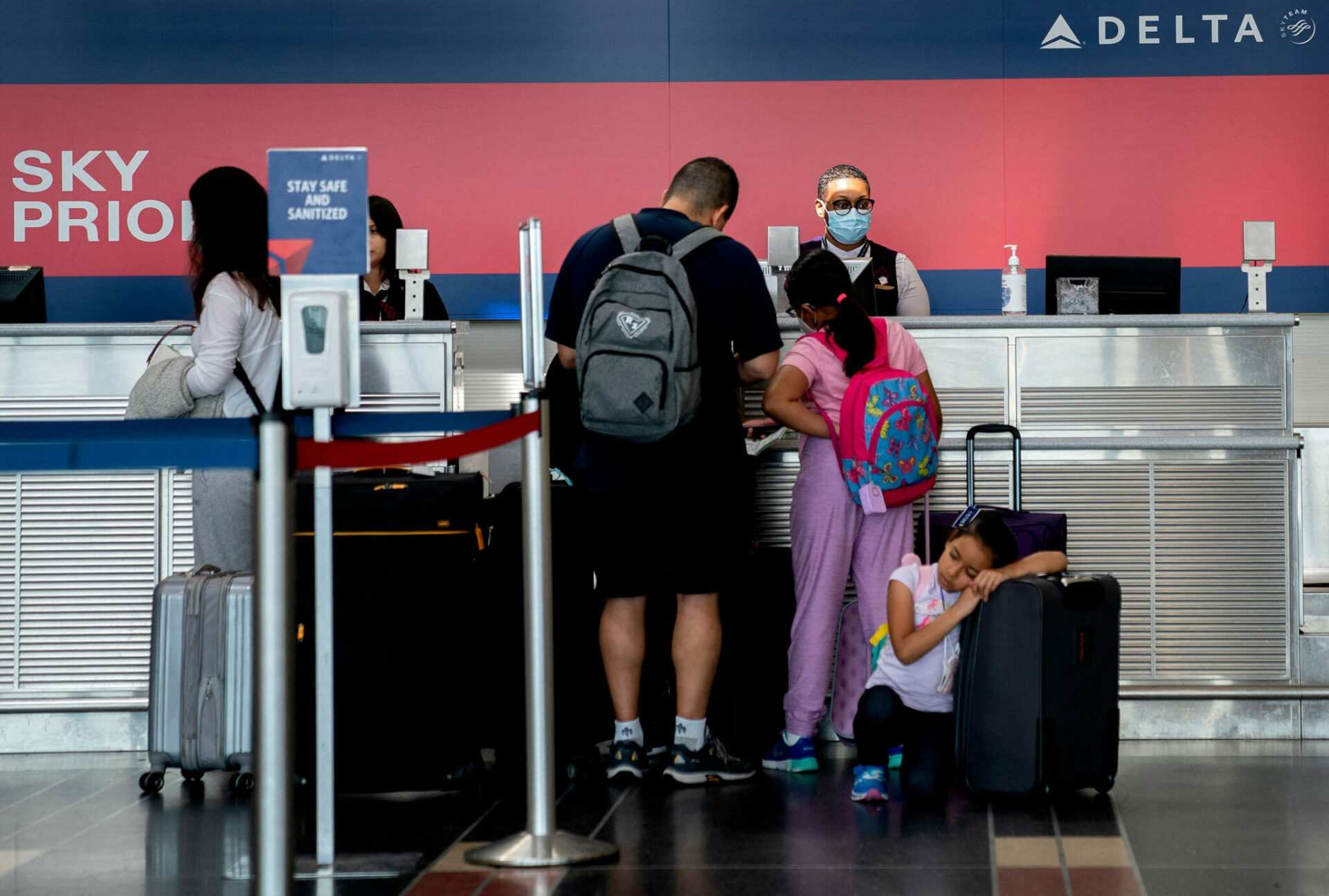 Delta offers $10,000 to passengers to give up seats on overbooked flight