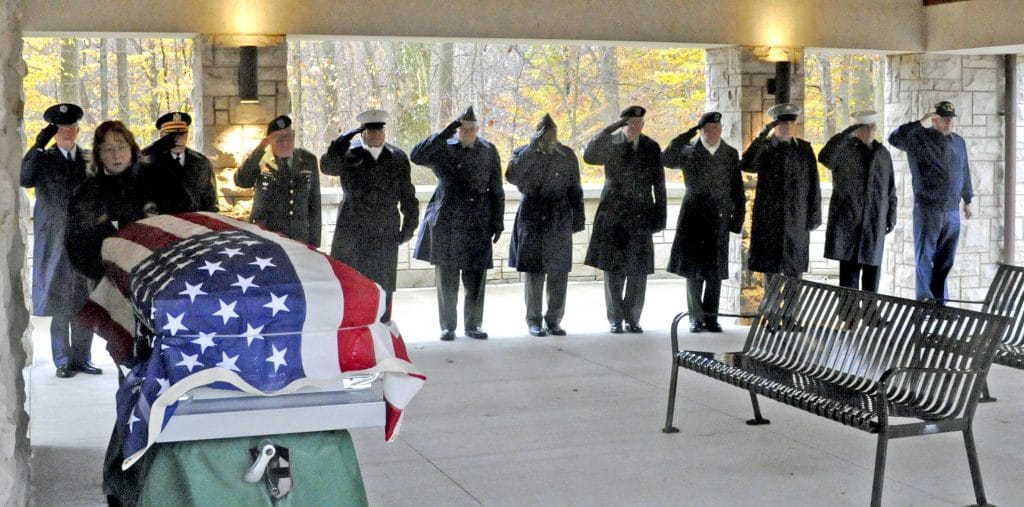 VIDEO/PICS: Hundreds attend funeral service for Vietnam veteran with no ...