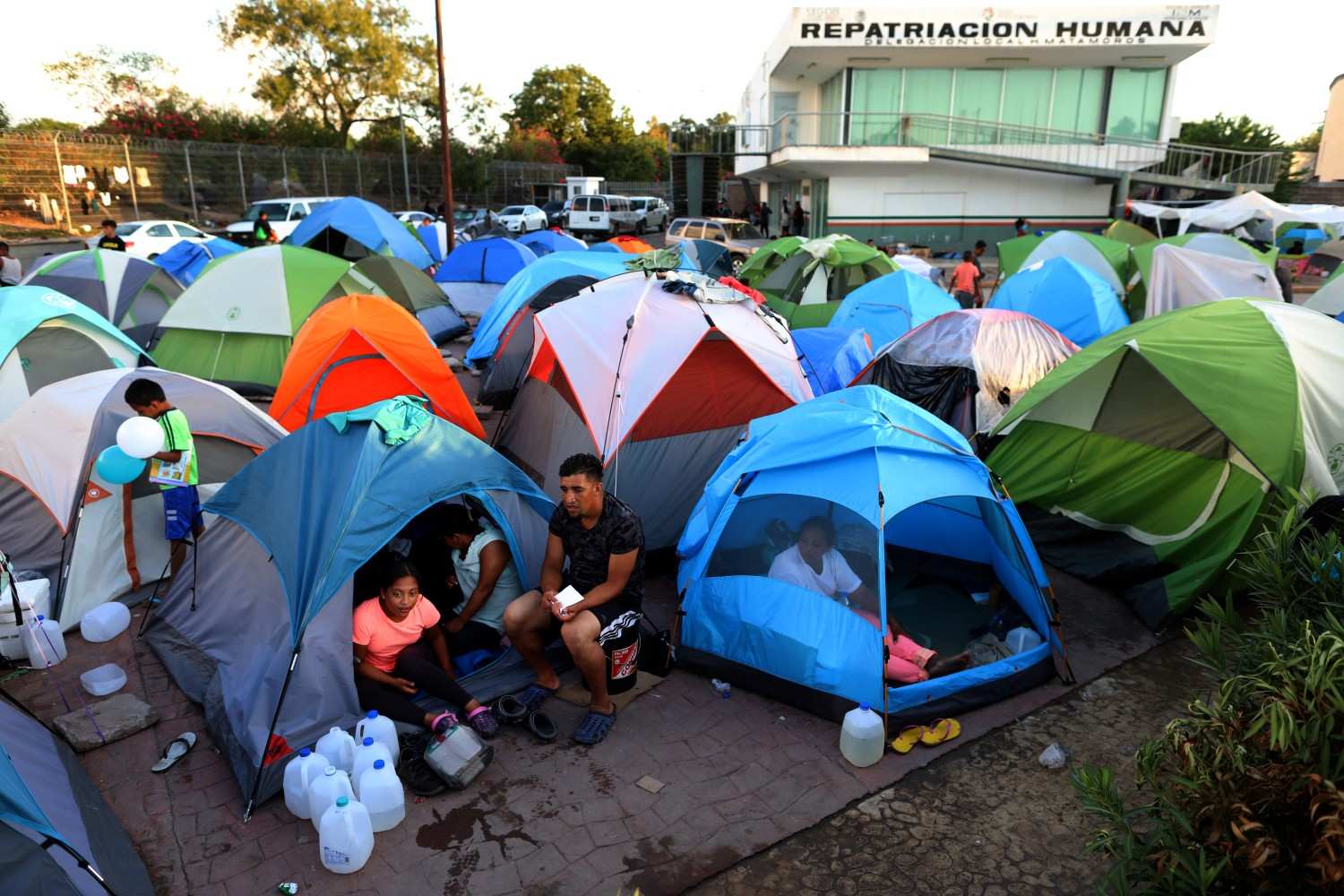 Red Cross giving migrants maps, instructions to cross US border