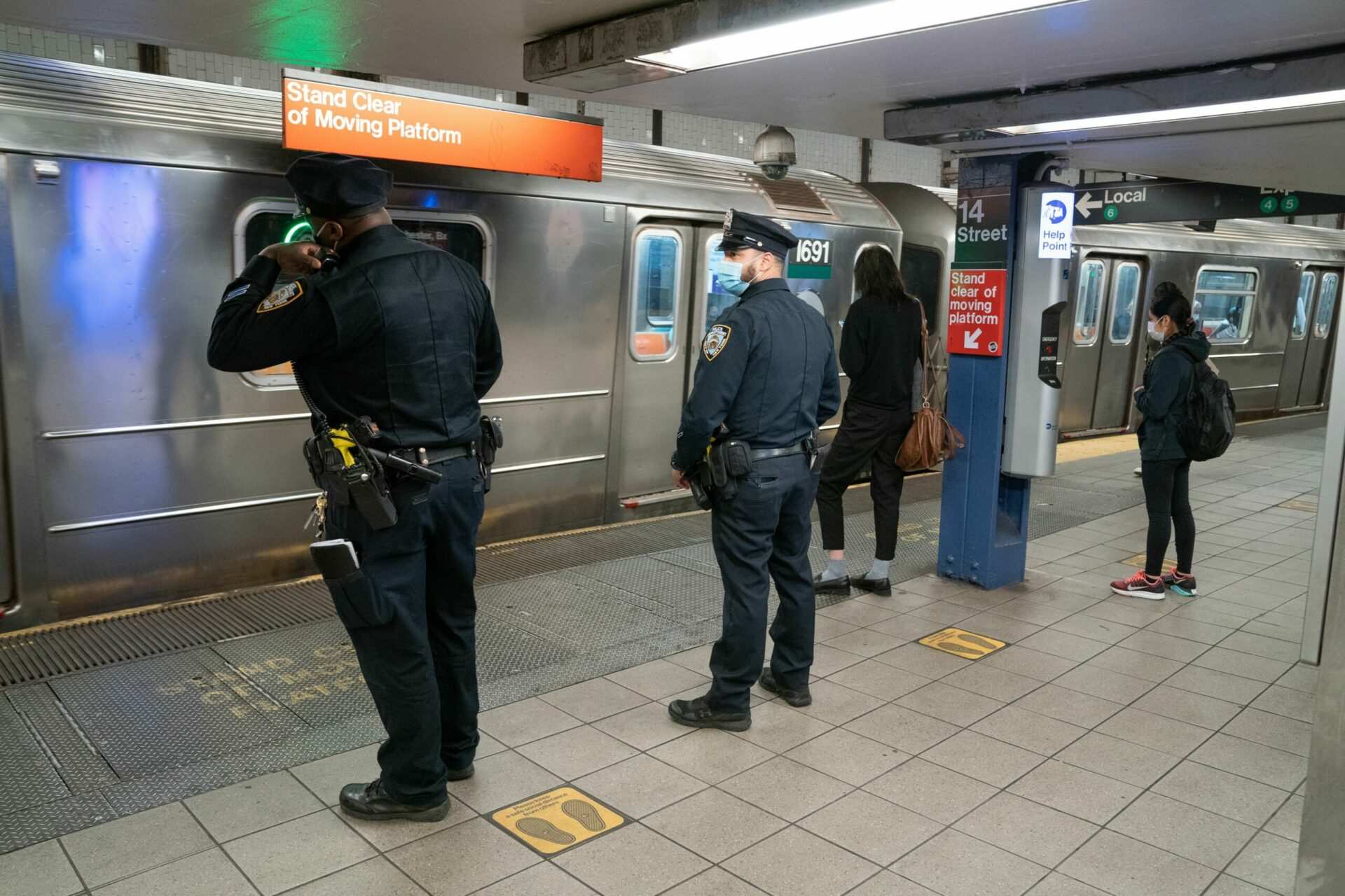 Vigilante fake NYPD cop pepper-sprays Manhattan tourist subway fare evader