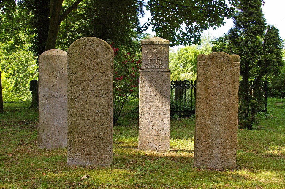 Canadian Man Cleans Every Veterans’ Grave In Cemetery By Hand Featured