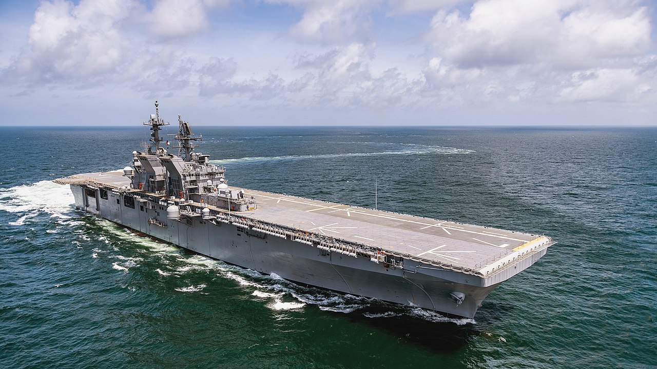 Pics Navy commissions new amphibious assault ship for "leaner and
